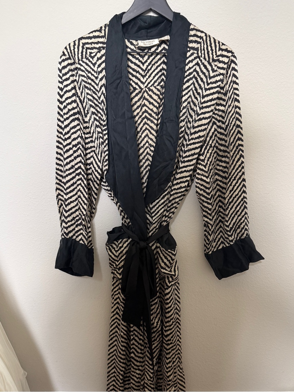 Victorias Secret Vintage Gold Label 100% Silk Robe -Black & Cream Zigzag Zebra